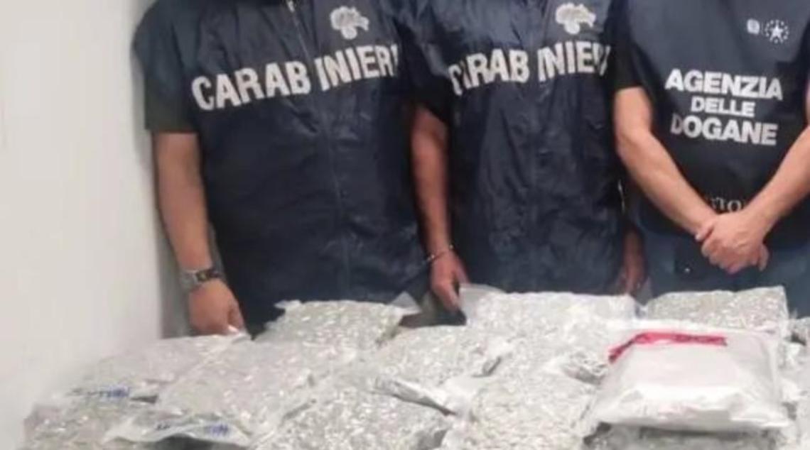 In volo da Bangkok con oltre 20 chili di marijuana nella valigia: arrestato all’aeroporto