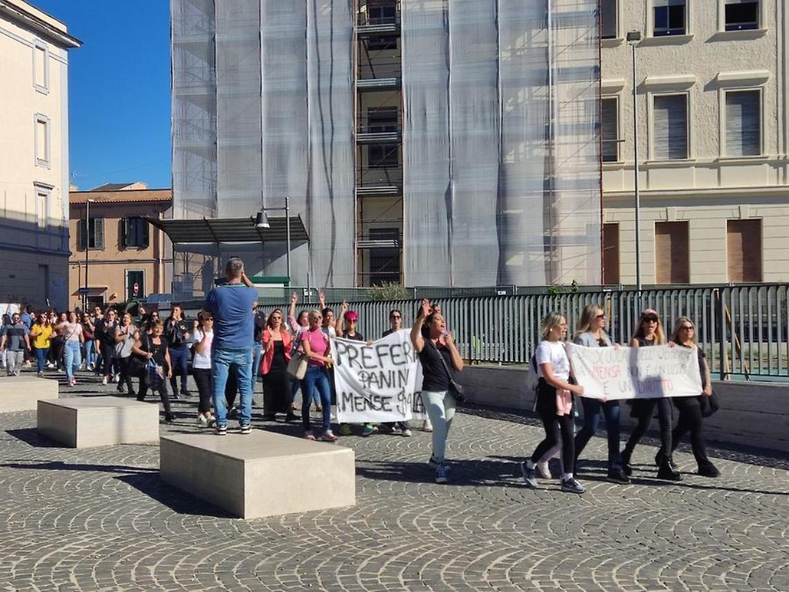 Caro mensa, genitori in protesta: &laquo;Chiediamo costi sostenibili per le famiglie&raquo;