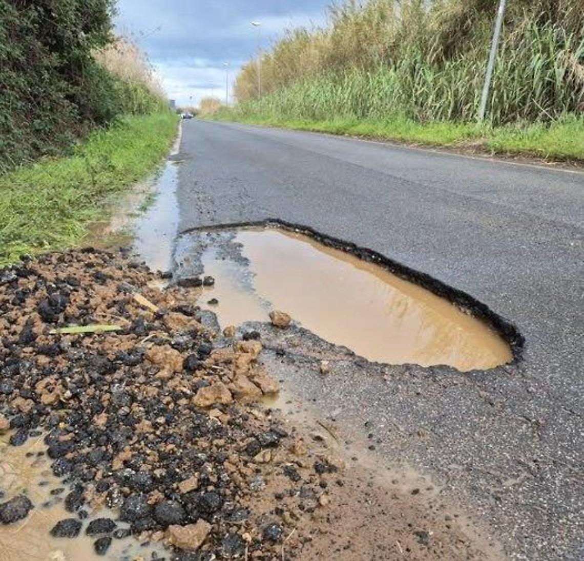 Piove e le strade si sfaldano: emergenza buche