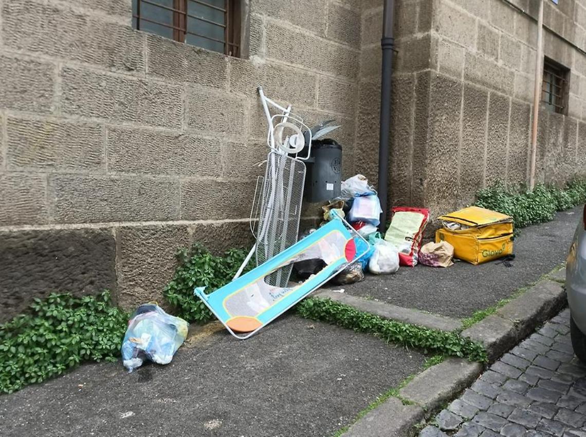 Viterbo: rifiuti abbandonati, in centro una guerra persa