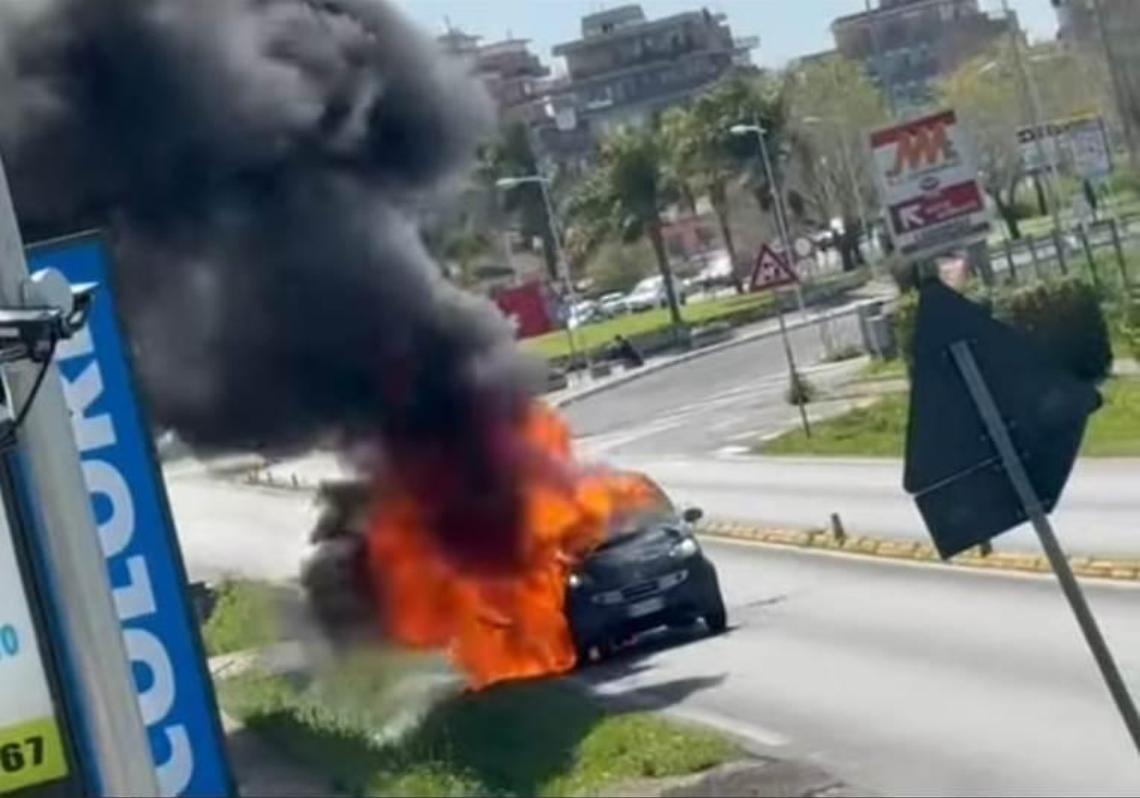 Smart prende fuoco, l’autista si salva: paura sulla Settevene Palo Nord