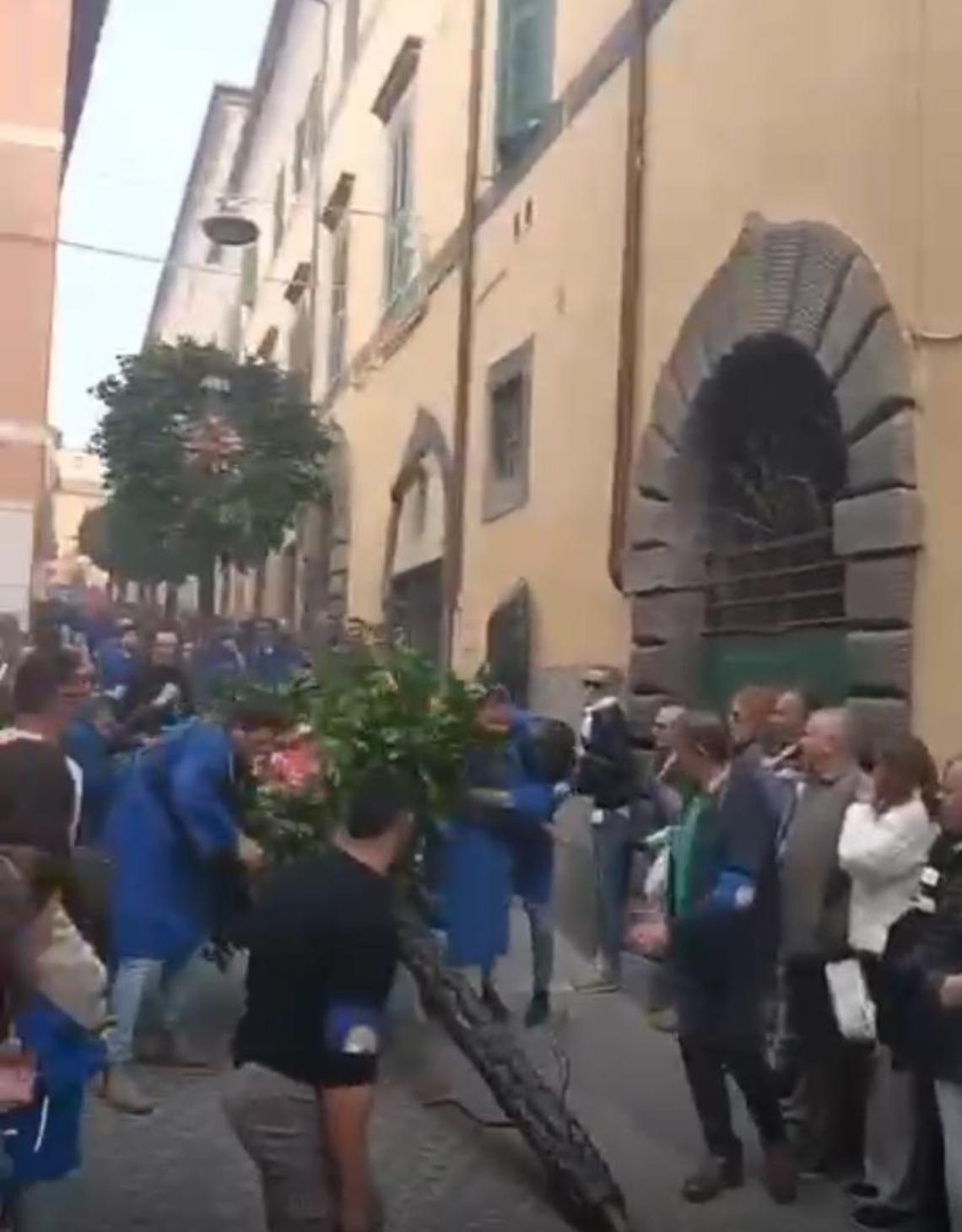 Tarquinia, incidente durante la processione del Cristo Risorto: cade un tronco (segue video). Poche ore dopo muore Papa Francesco