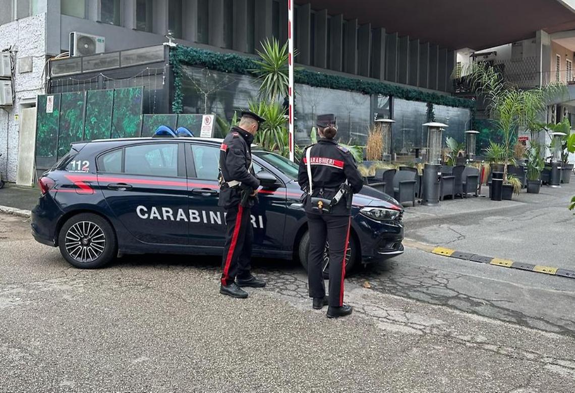 Due pusher in manette