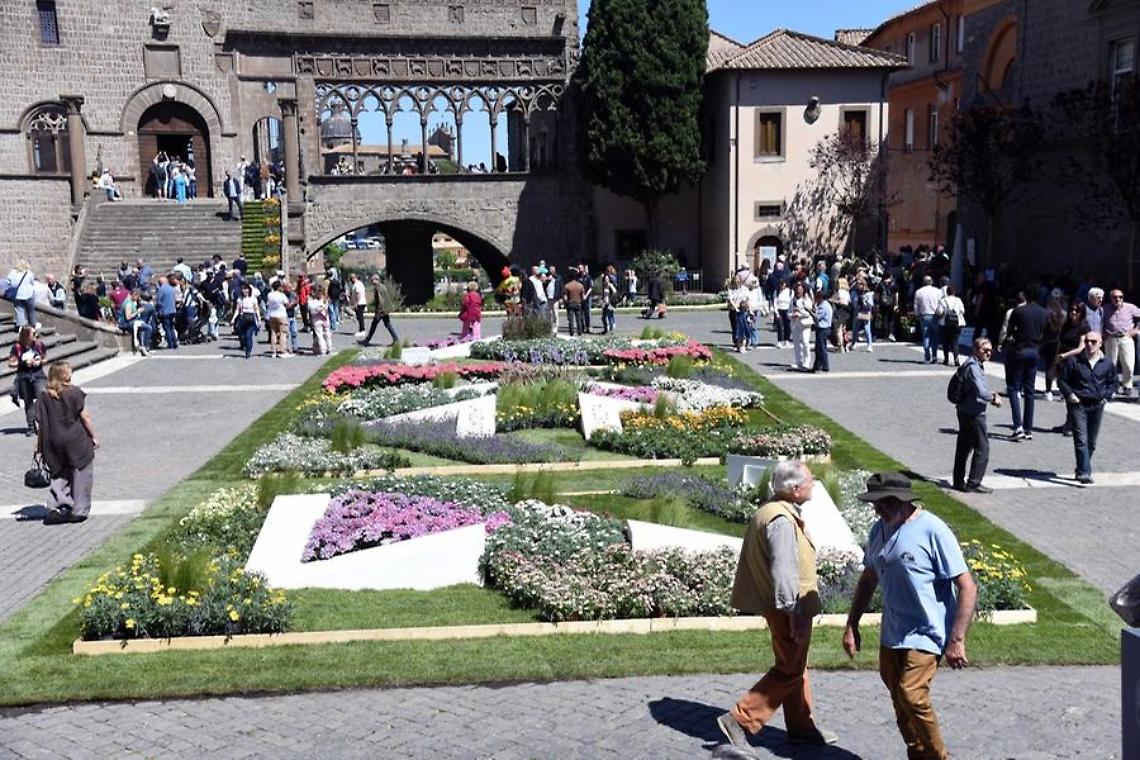 Viterbo, inaugurato San Pellegrino in fiore ed &egrave; subito pienone di gente