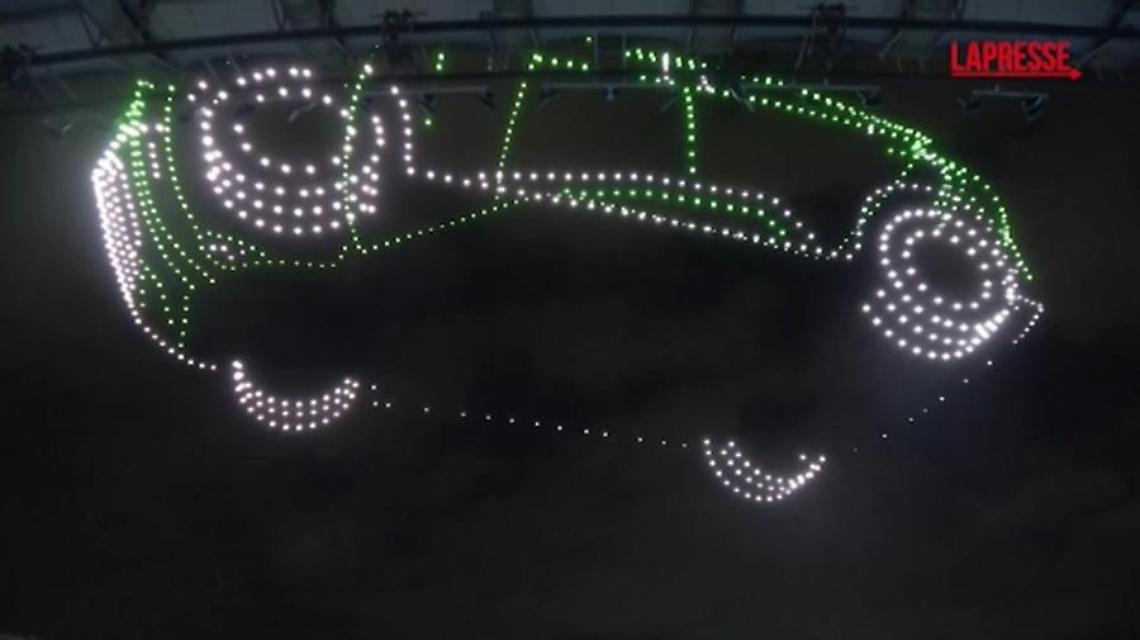 Roma, droni illuminano il cielo per il lancio della nuova elettrica BYD Dolphin Surf