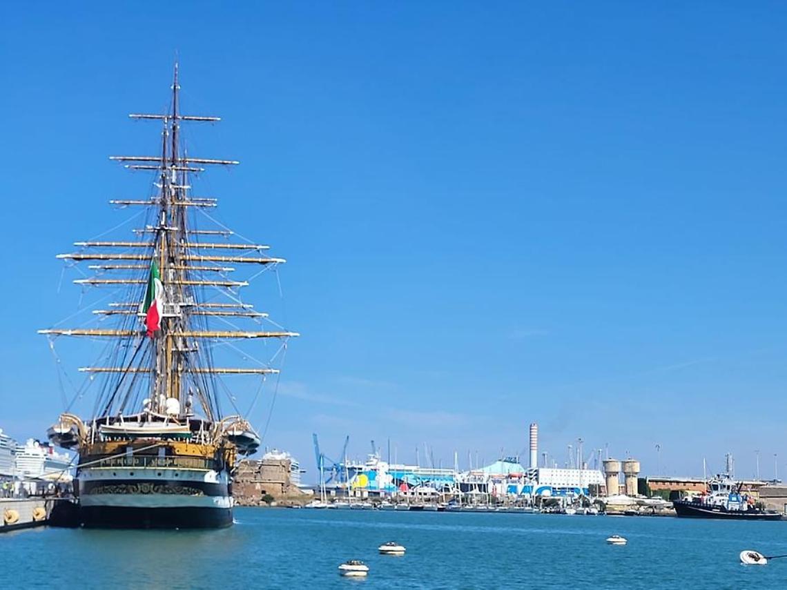 Vespucci a Civitavecchia: banda e autorit&agrave; in banchina &ndash; VIDEO
