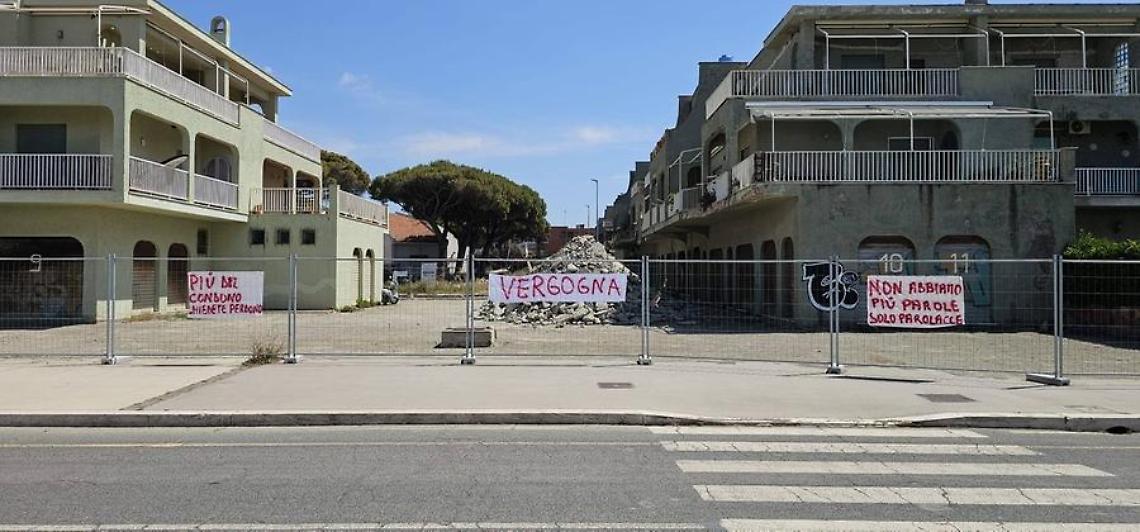 &ldquo;Pi&ugrave; del condono chiedete perdono&rdquo;: protesta a Campo di Mare