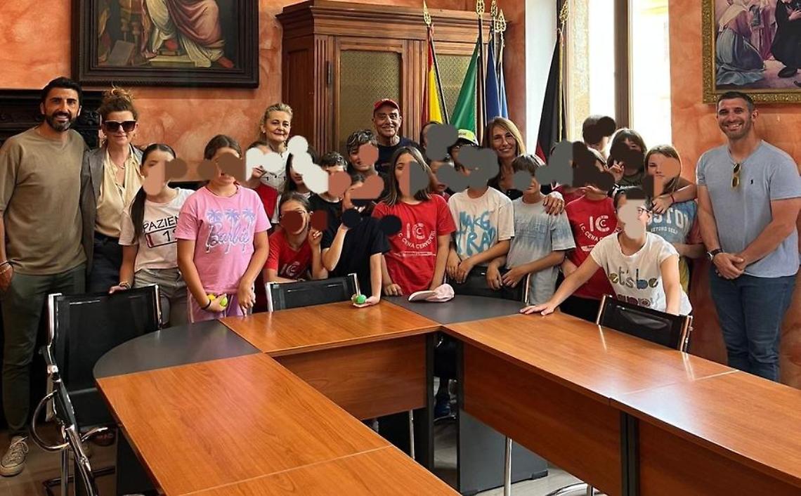 In visita al centro storico, la sindaca li invita per un &ldquo;tour&rdquo; in municipio