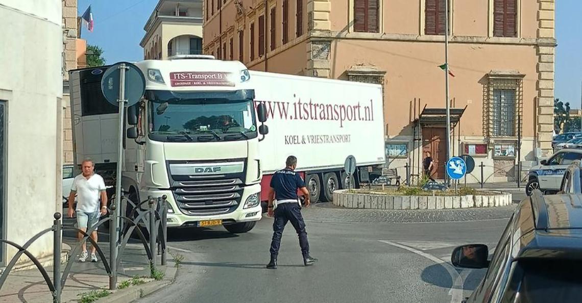 Tir e mezzi pesanti: invasione continua