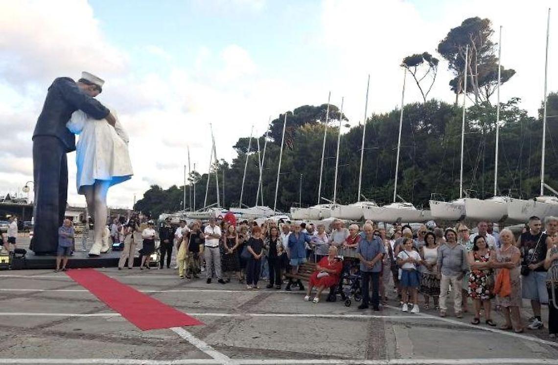 Fiorelli: «Statua del bacio a Santa Marinella, i nomi dei benefattori rimangono avvolti nel mistero»