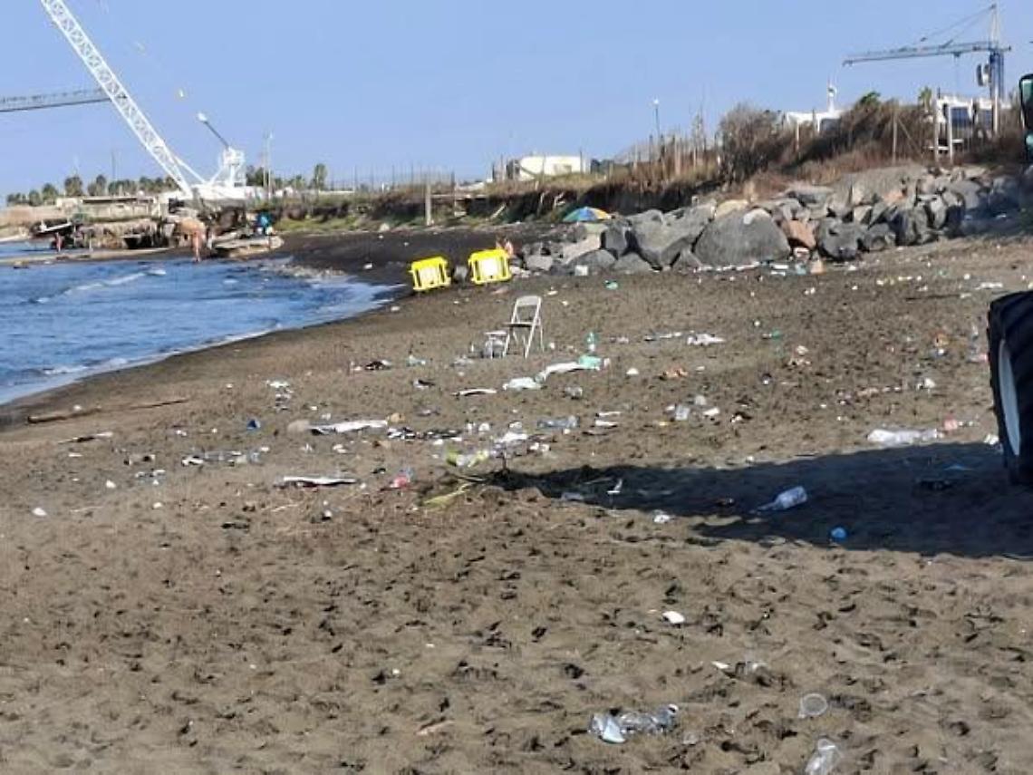 Aumentano gli incivili e anche i rifiuti, le spiagge diventano una pattumiera