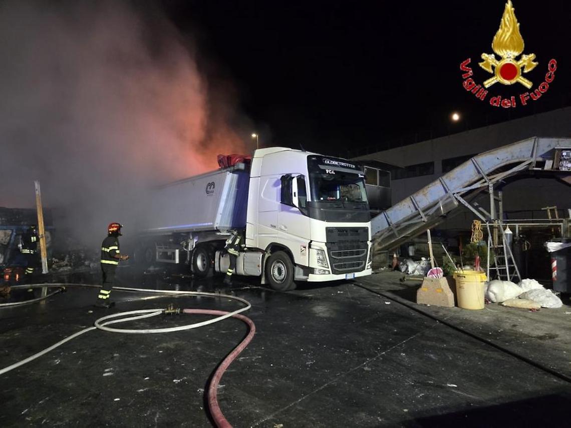 Incendio nella notte al porto di Civitavecchia, Vigili del fuoco in azione per domare le fiamme