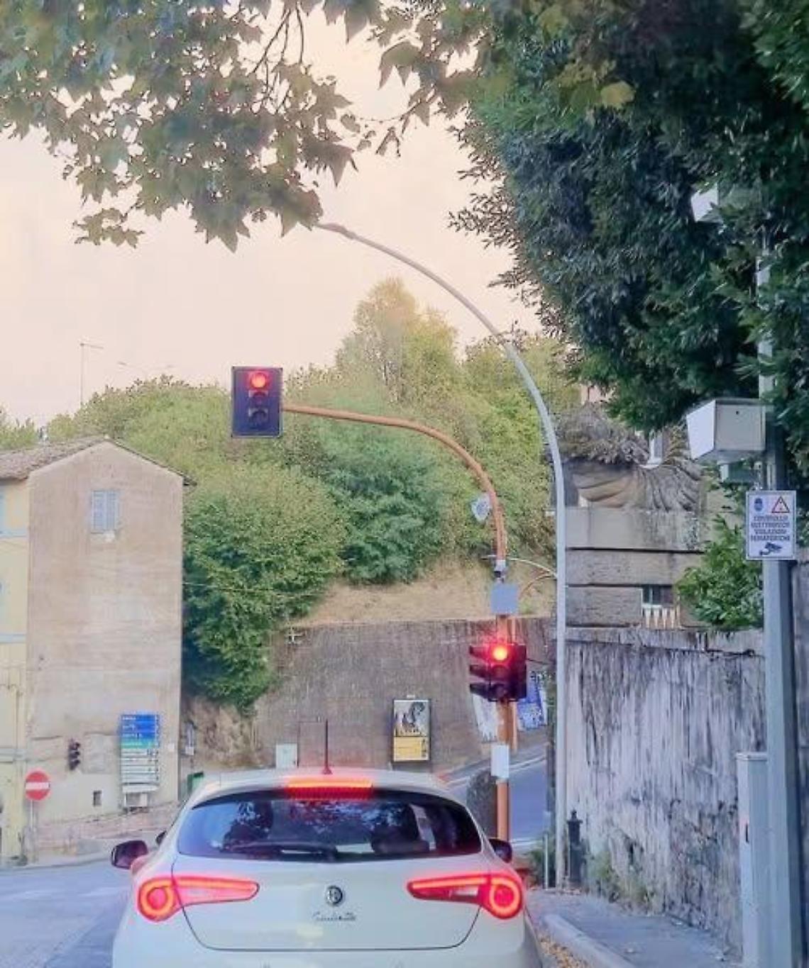 Ronciglione: entra in funzione il photored al semaforo