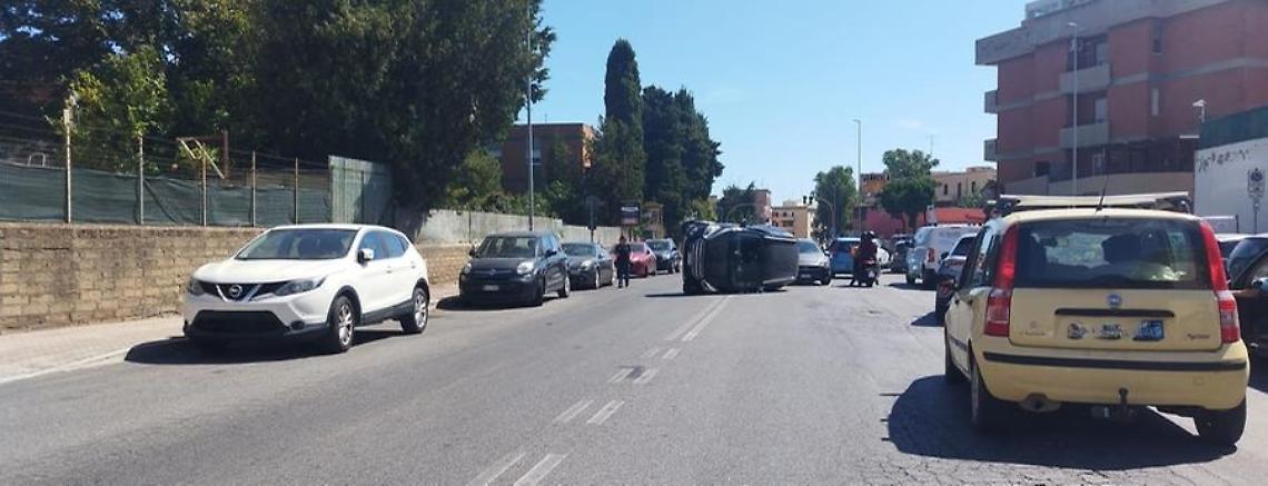 Si ribalta con l’auto: paura sulla Mediana