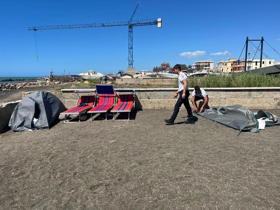 Tendopoli in spiaggia: nuovi blitz