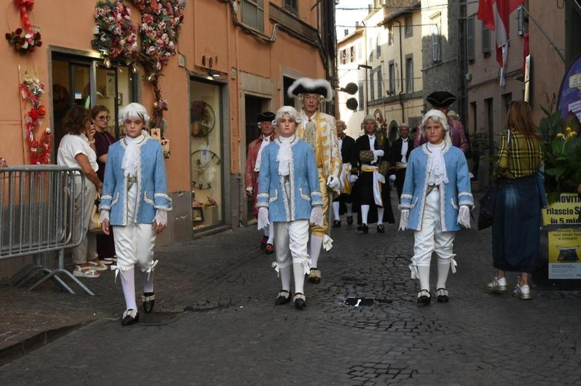 Viterbo: in trecento hanno sfilato in abiti d’epoca