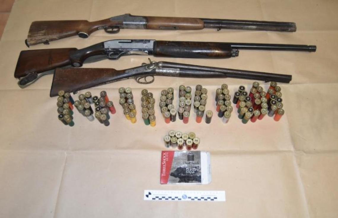 Cento tra carabinieri e poliziotti in azione, 13 coinvolti, 3 fucili sequestrati, due chili di cocaina e 150mila euro in contanti