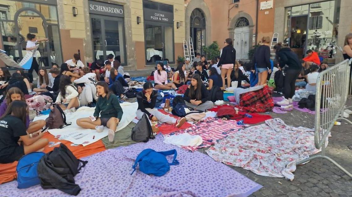Tanti giovani in attesa dall’alba