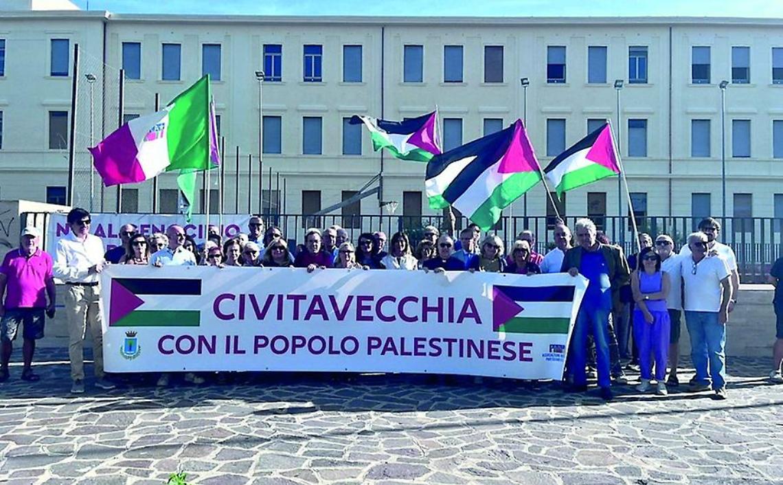 Solidarietà a Gaza, al Pincio lo striscione della città
