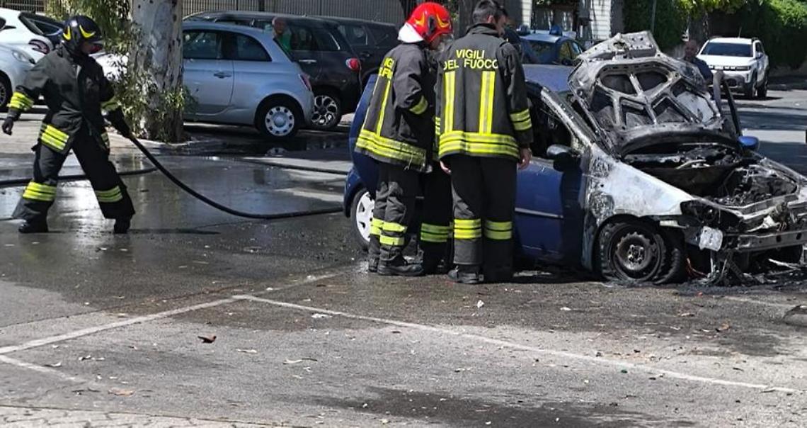 Auto in fiamme, paura a San Gordiano