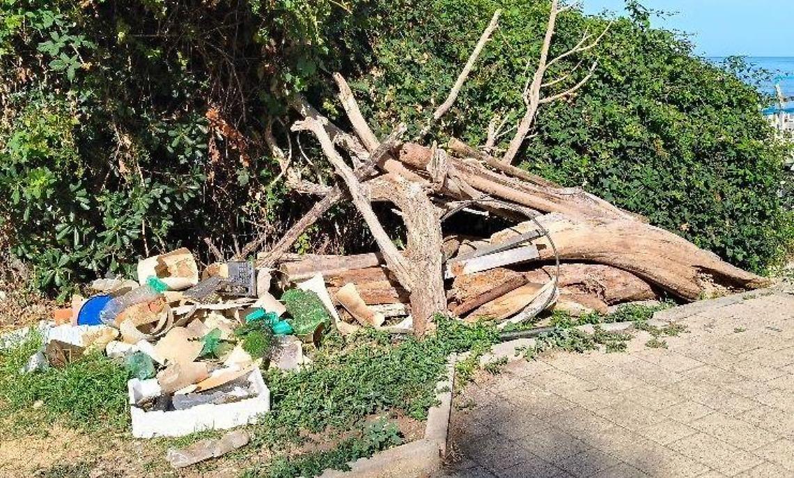 Degrado sul lungomare Marconi, un cittadino di Santa Marinella: «Il Comune intervenga»