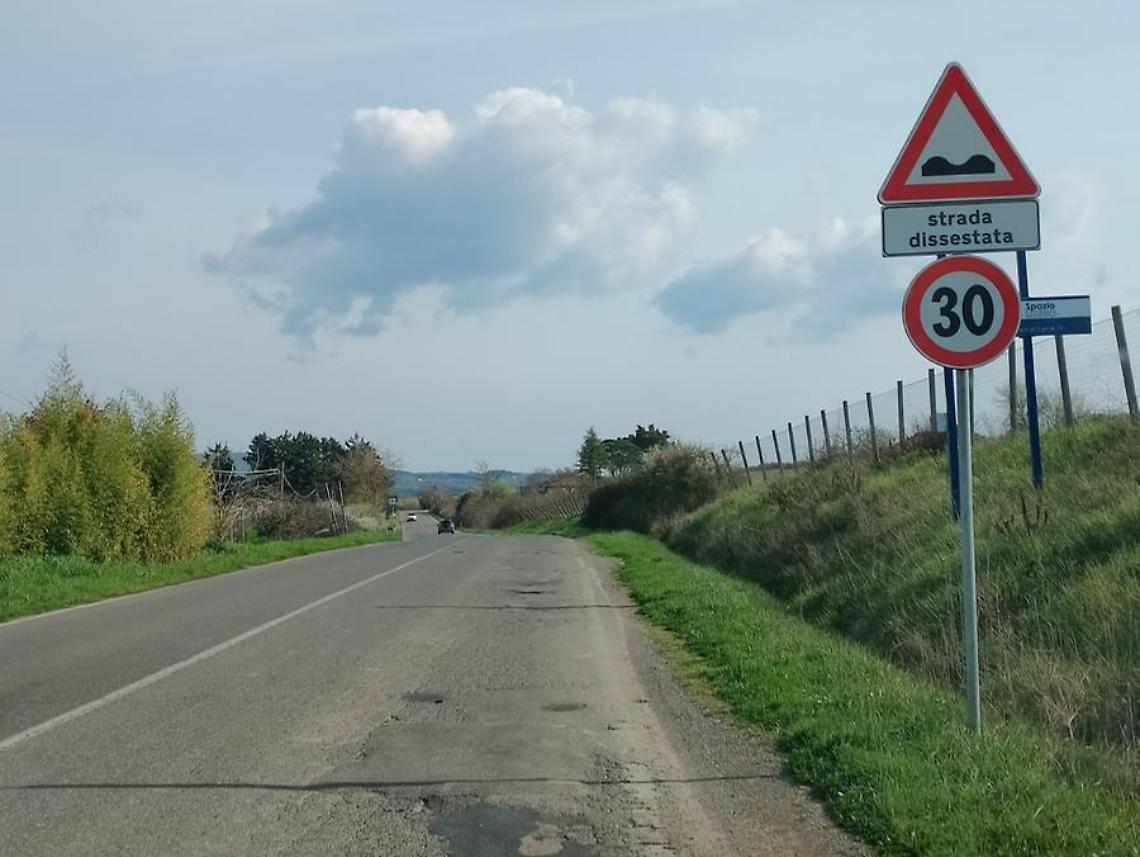 Poca illuminazione e voragini sulla Settevene Palo: «Costretti a slalom pure gli autisti delle ambulanze»