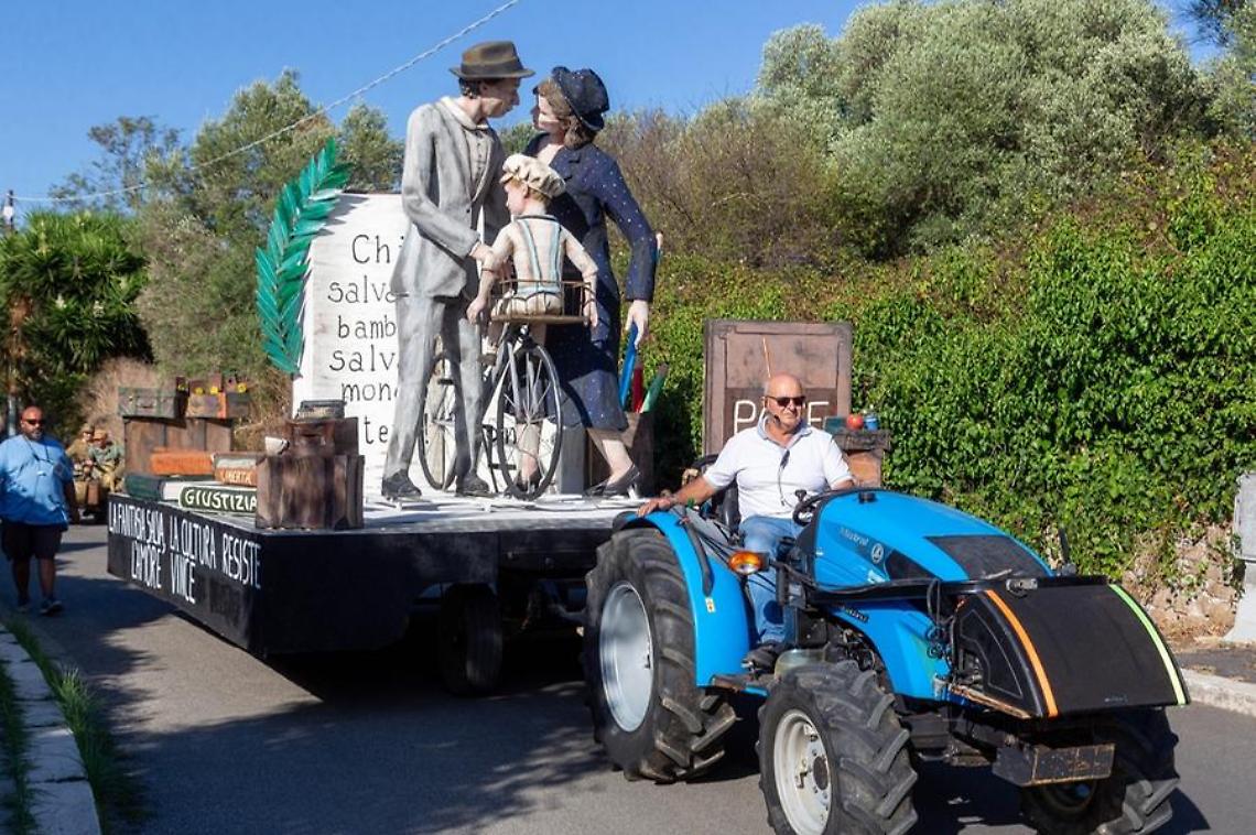 Il carro del rione vincitore alla Sagra dell’Uva richiesto dal comune di Arezzo
