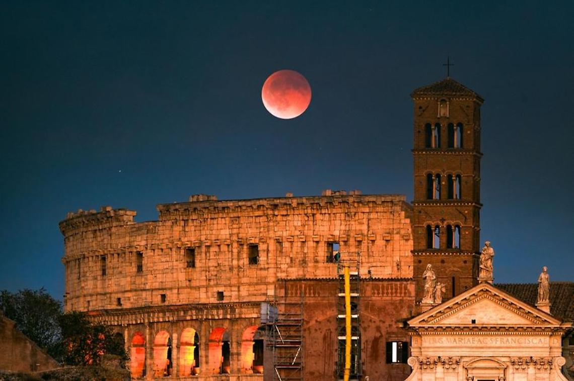 Tutti con il naso all’insù per la luna rossa