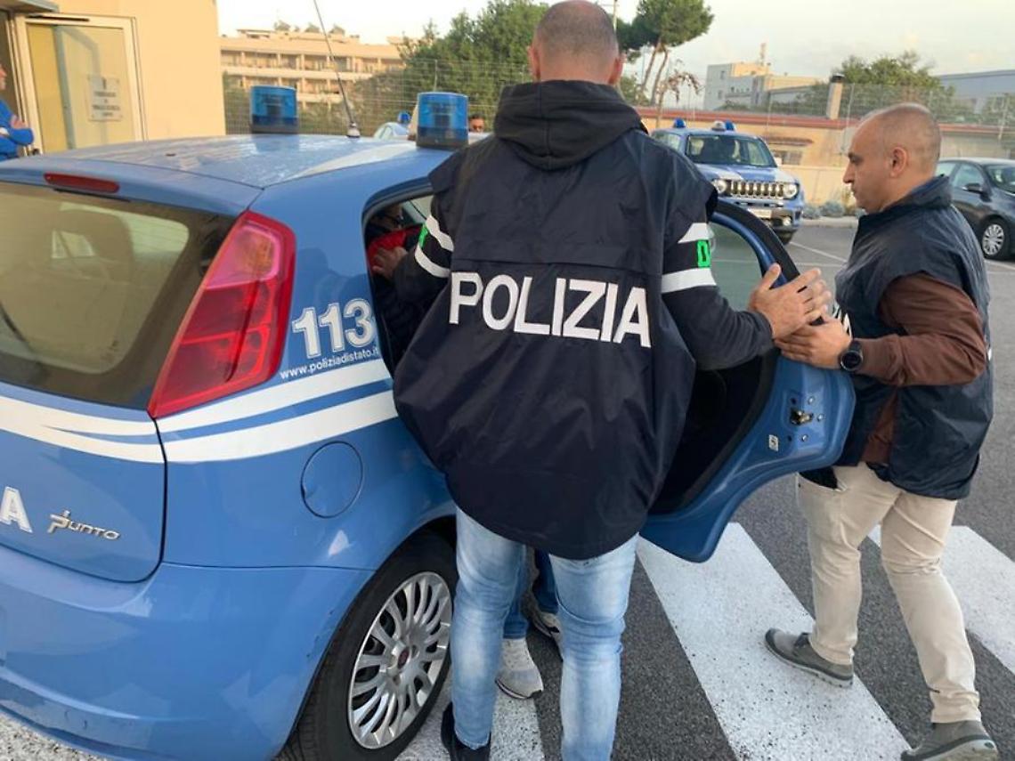 Spari sulle auto in sosta, 30enne arrestato dalla Polizia di Stato