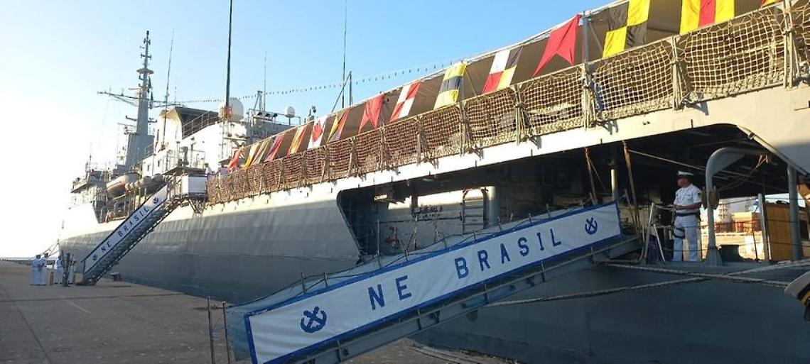 Nave scuola brasiliana ormeggiata in porto