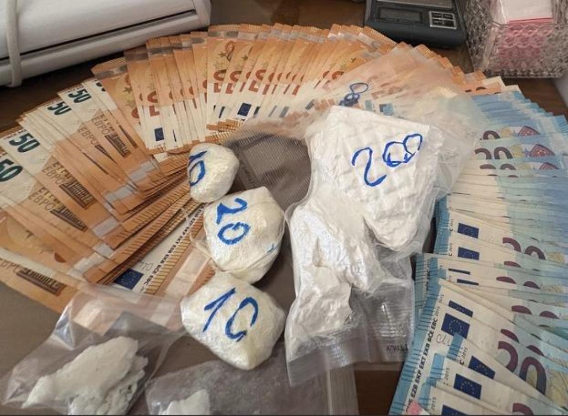 Otto arresti e un nome scritto sui muri: il clima dello spaccio è da caccia alle streghe