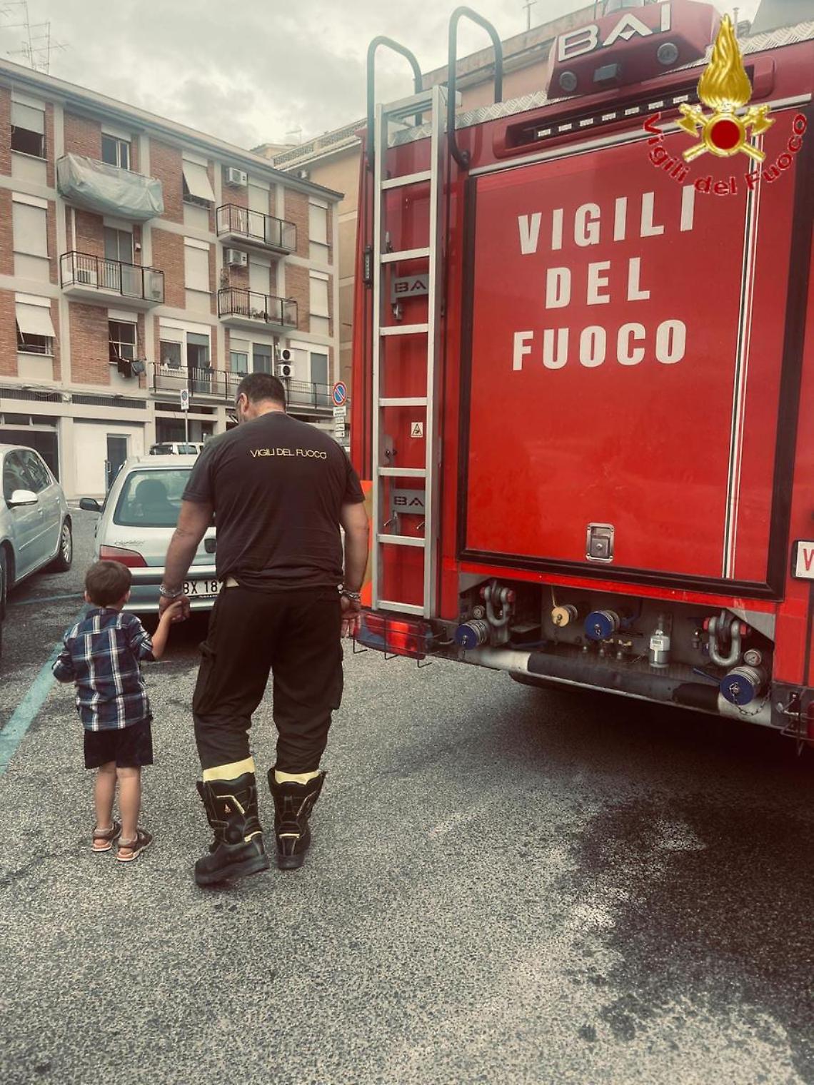 Liberato un bambino rimasto intrappolato in auto