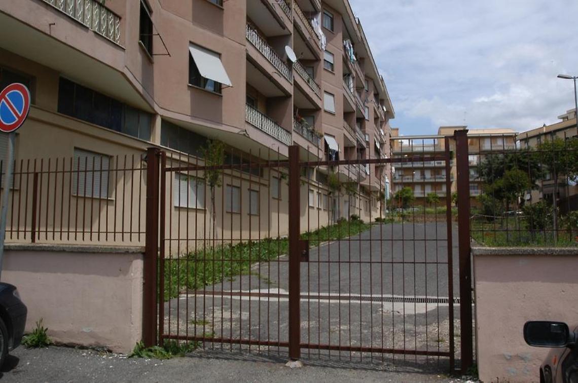 Vandali in azione in via Fusco