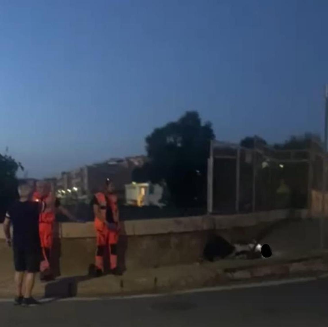 Beve, corre, urla e si sdraia: disagi in pieno centro