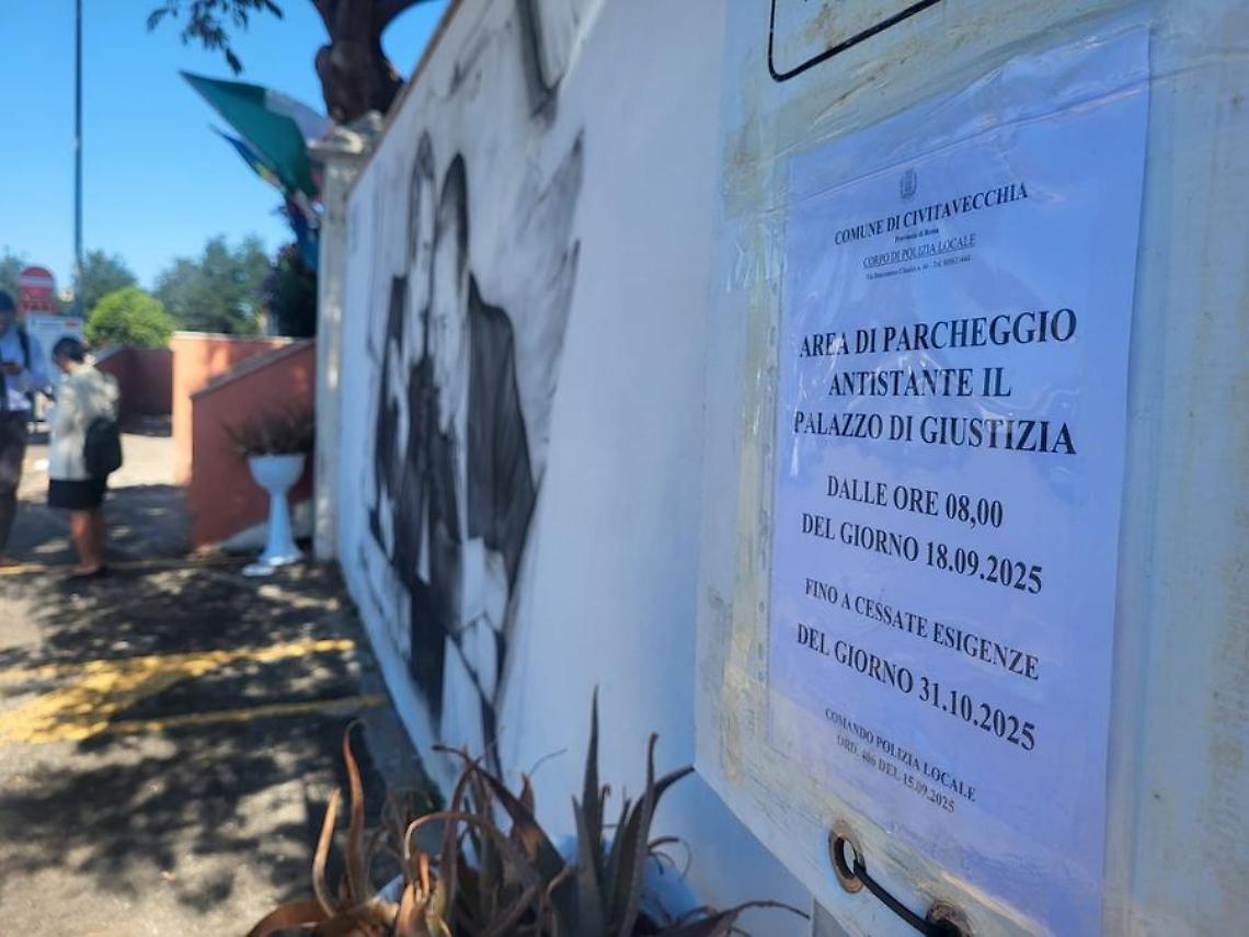 Spuntano divieti di sosta al parcheggio del tribunale