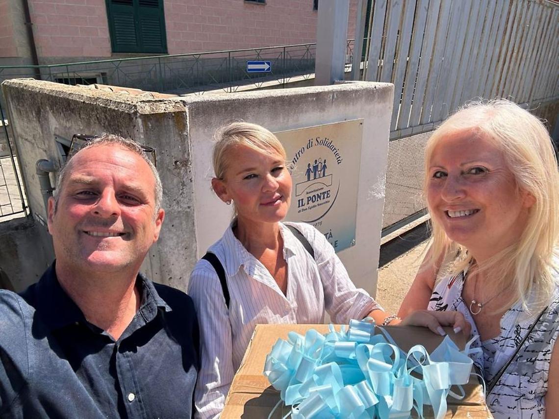 Azzurro Donna vicina al Ponte