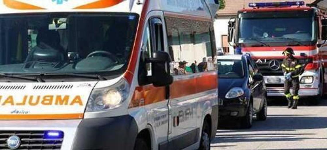 Va in cerca di funghi, cade e si ferisce