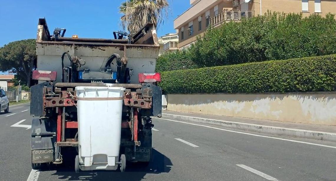 «Il contratto promette pulizia e decoro ma ci ritroviamo con erbacce, sacchetti o rifiuti abbandonati»