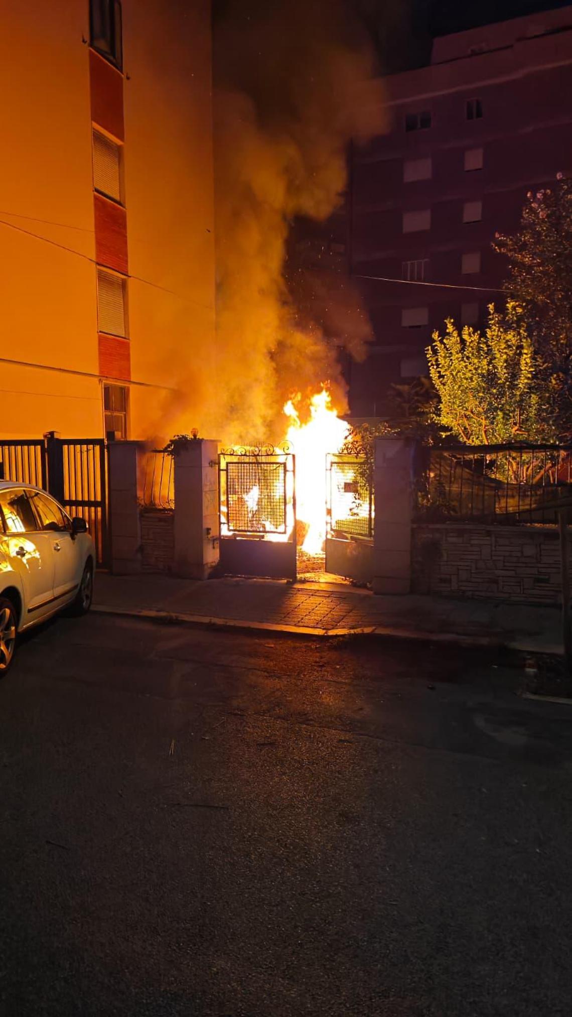 Fiamme nel cortile di una villetta
