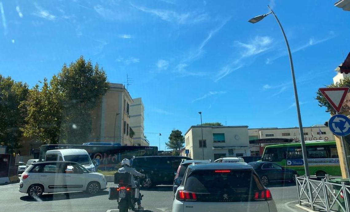 Traffico nel caos, cittadini esasperati: «La città è bloccata»