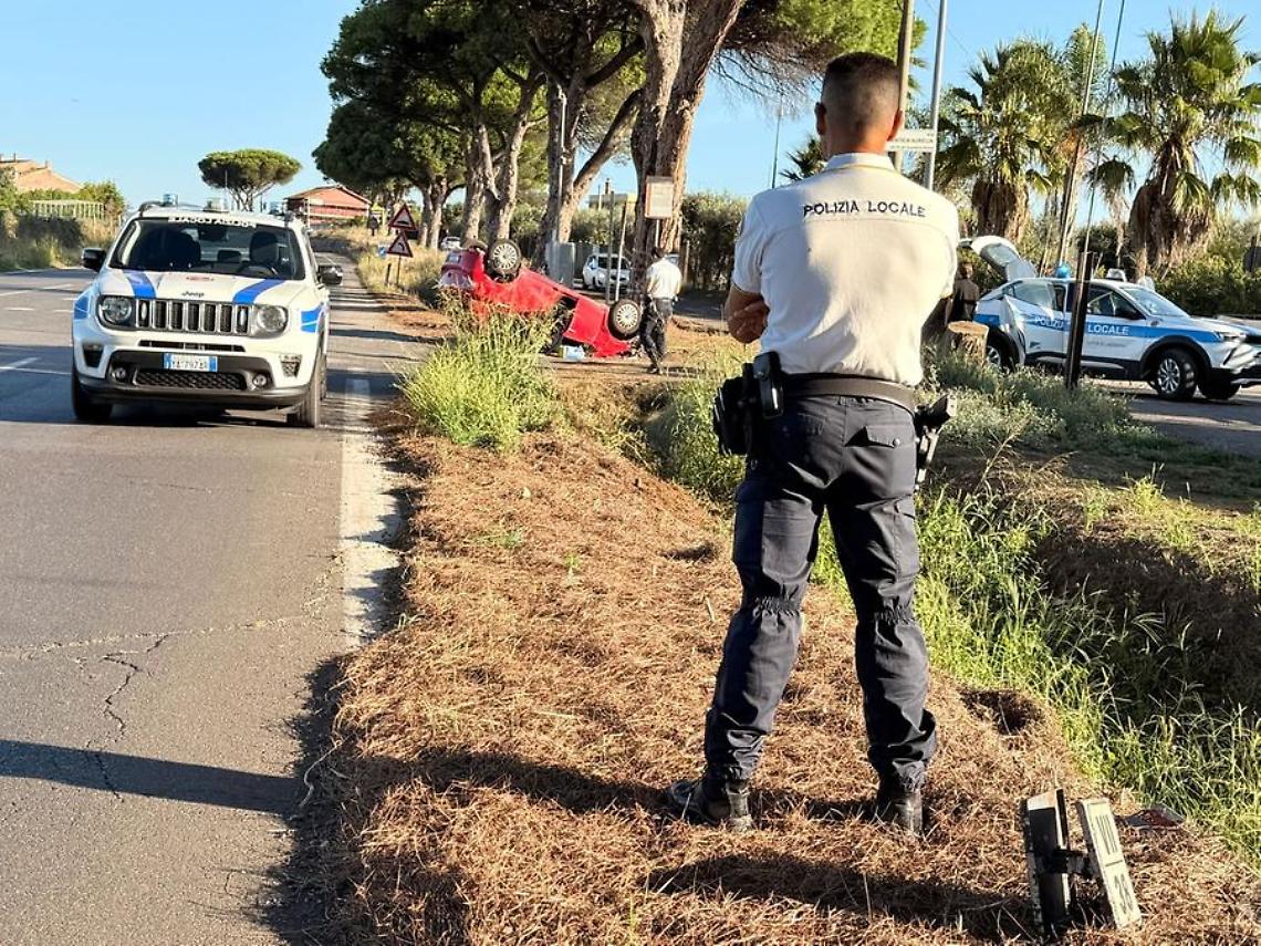 Auto si capovolge sull’Aurelia, illesi due giovani
