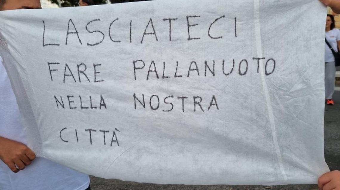 Nc in protesta: «Non fanno allenare i nostri ragazzi, ci stanno ricattando»