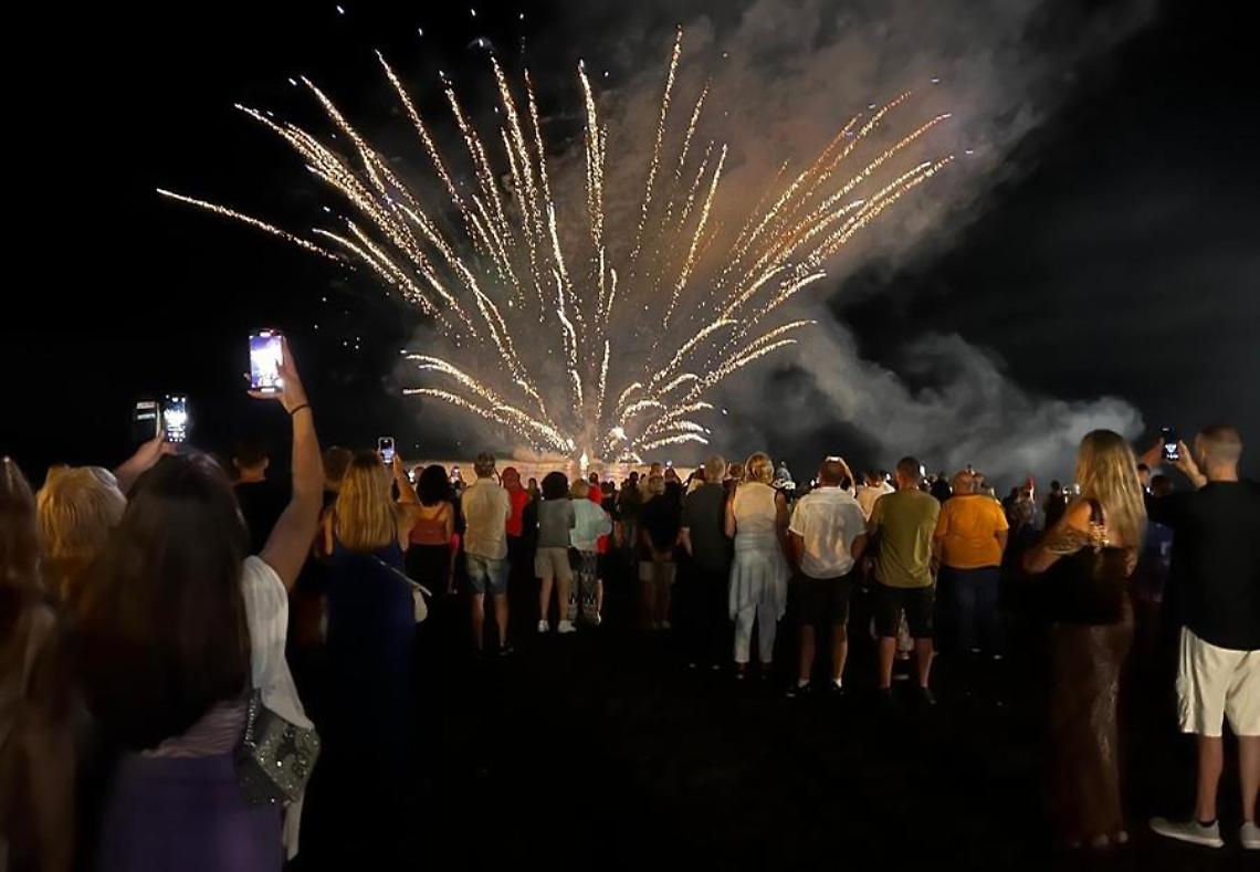 Estate senza regole: fuochi d’artificio e musica fino all’alba