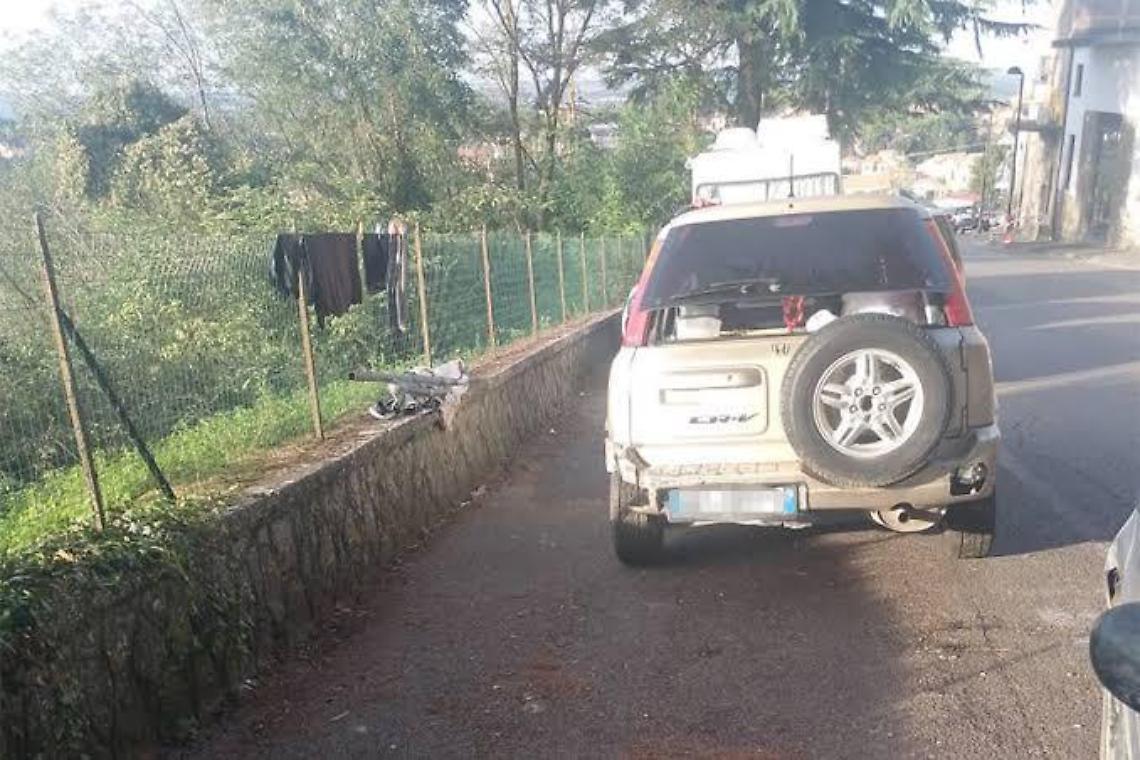 «Uomo costretto a vivere in auto da mesi»