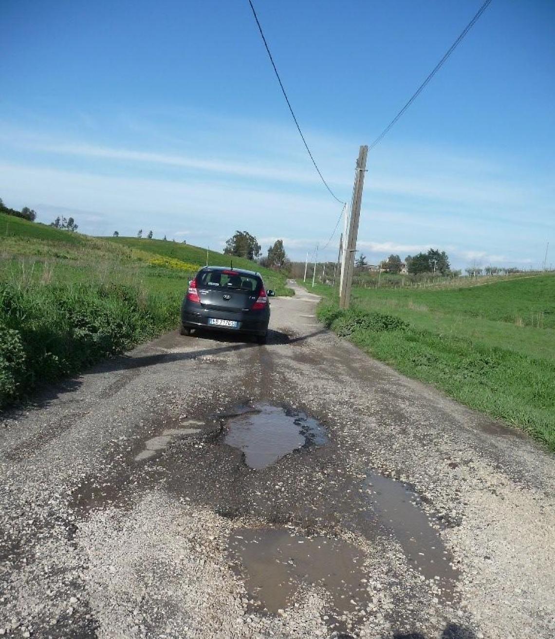 Buche e scarsa illuminazione a Zambra