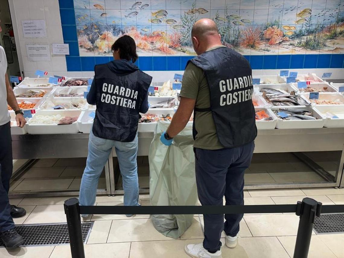 Pesce non tracciato e bancone guasto: multe e sequestri della Guardia costiera