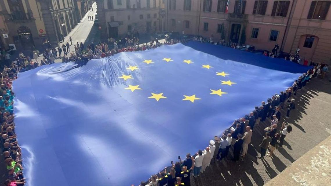 Viterbo: una gigantesca bandiera d’Europa fa da tappeto a piazza del Comune