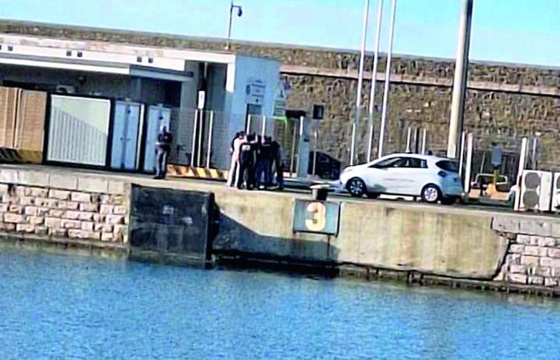 Banchina 10, recuperato in acqua il corpo senza vita di un marinaio