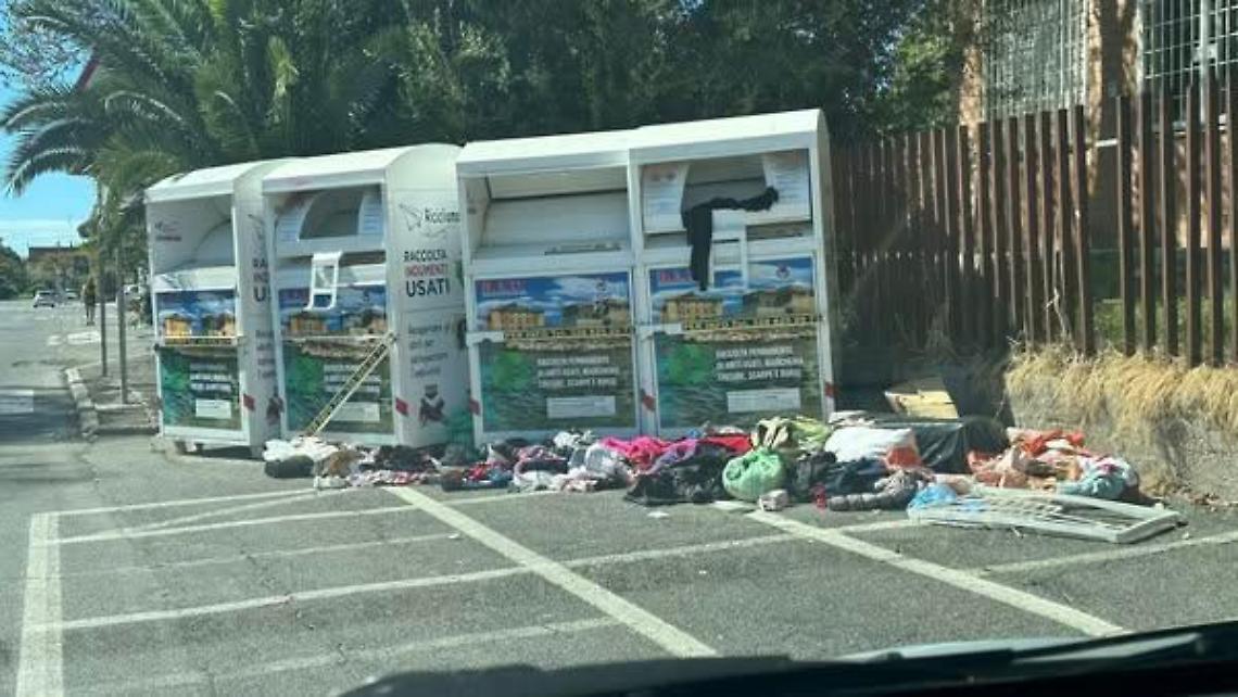 I container dei vestiti usati diventano discariche