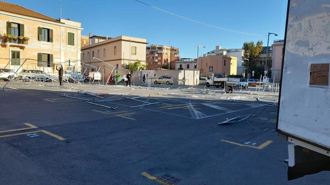 Gazebo volati via, non si placa la polemica
